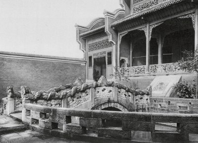 四川省万峴、万峴孔子廟の池と龍橋のある前庭（モノクロ写真） 作： Ernst Boerschmann