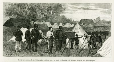 光電送装置のレビュー。エドワード・シャルトン（1807-1890）の指導の下、医師ポール・オカールが1884年に行った「トンキンでの3時間の出来事」を説明するためにE.ロンジャが描いた版画。 作： Etienne Antoine Eugene Ronjat