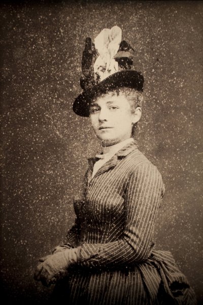 カミーユ・クローデル（1864-1943）。エティエンヌ・カルジャ(1828-1906)による1886年頃の写真肖像。引退。ポワチエ美術博物館（フランス）。 作： Etienne Carjat