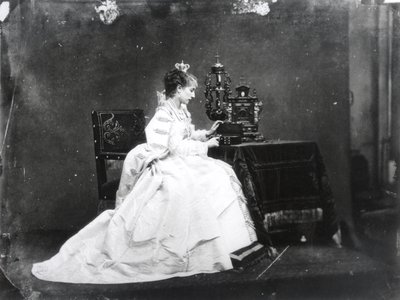 ヴィクトル・ユーゴー（1802-85）の「ルイ・ブラス」でマリー・ド・ヌーブールを演じるサラ・ベルナール（1844-1923）1872年頃（モノクロ写真） 作： Etienne Carjat