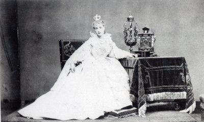 ビクターユーゴー（1802-85）c.1872の「Ruy Blas」でマリードノイブールの役を演じたサラベルナール（1844-1923） 作： Etienne Carjat