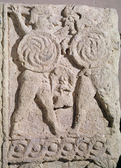 2つの戦士の石の墓石の詳細 作： Etruscan