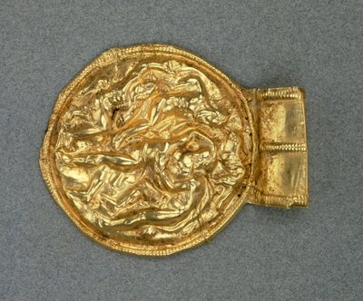 エンボス加工されたブーラのペンダント。紀元前4世紀のエトルリア文明。 作： Etruscan