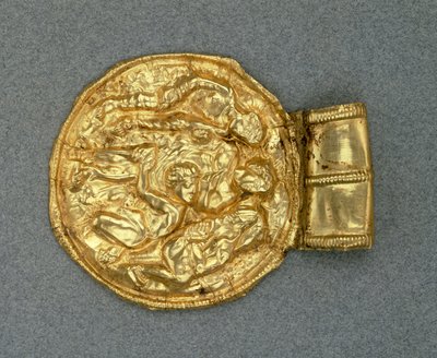 エンボス加工されたブーラのペンダント。紀元前4世紀のエトルリア文明。 作： Etruscan