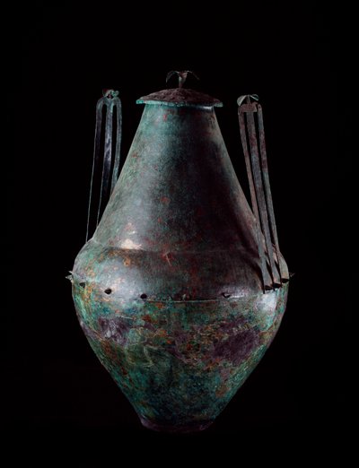 エトルリア文明：紀元前680〜670年、ヴルチの青銅製タンクの墓から出土した、二重の取っ手と蓋が付いたバイコニカル青銅製花瓶 作： Etruscan