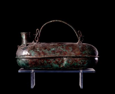 エトルリア文明：紀元前680〜670年、ヴルチのブロンズチャーの墓からのブロンズアスコス 作： Etruscan