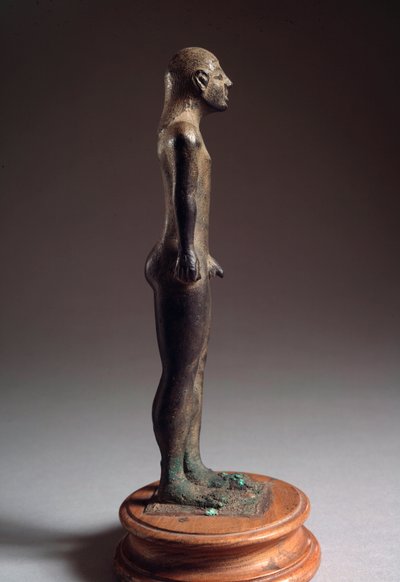 エトルリア文明：「クーロス」ブロンズ彫刻、イタリア、タラモネ、紀元前540〜530年、薄暗い21 cm 作： Etruscan