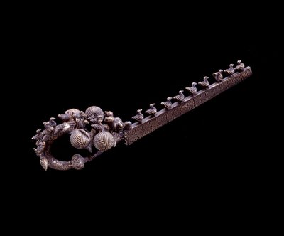 エトルリア文明：バンディテッラのネクロポリス、マルシリアナダルベニャ、イタリア、紀元前675〜650年の銀竜のフィブラ 作： Etruscan
