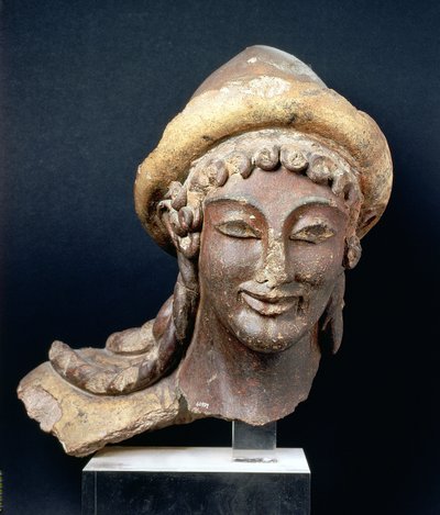 ポルトナッチョの神殿、ヴェイ、紀元前510〜500年のピロを着たエルメスの頭（ポリクロームテラコッタ） 作： Etruscan