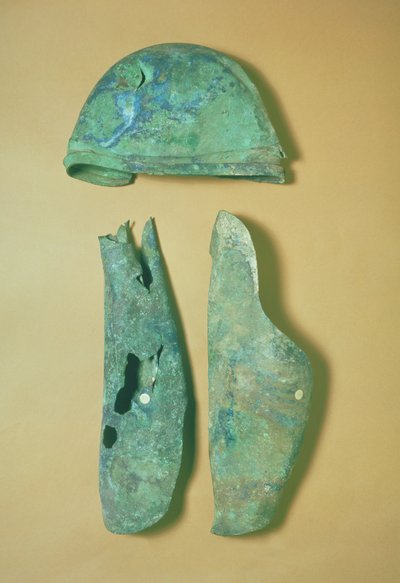 ヘルメットとグリーブ、イタロ-エトルリア、紀元前5世紀初頭（ブロンズ） 作： Etruscan