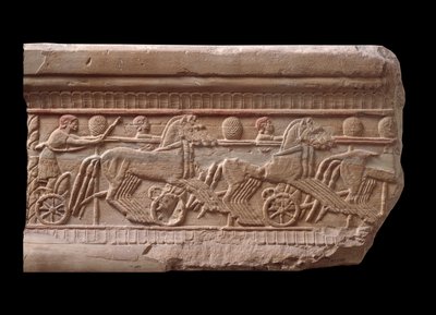 イタリア、キウージの大理石製石碑の戦車レースのレリーフ、紀元前6世紀 作： Etruscan