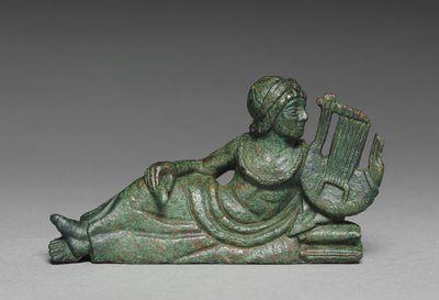 リクライニングの竪琴奏者の器飾り、イタリア、紀元前400〜375年頃 作： Etruscan
