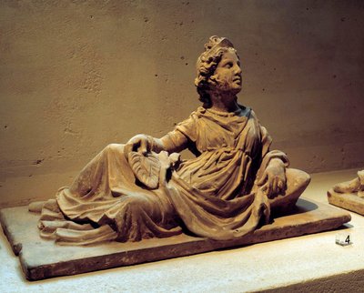 エトルリア美術：故人の妻が扇子を持っている様子を描いた葬儀用骨壷の蓋。Chiusi（イタリア、トスカーナ州）の葬儀用モニュメントより。紀元2世紀パリ、ルーヴル美術館 作： Etruscan Etruscan