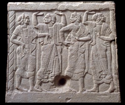 紀元前6世紀、イタリア、キウージの大理石製石碑の踊り子のレリーフ 作： Etruscan Etruscan