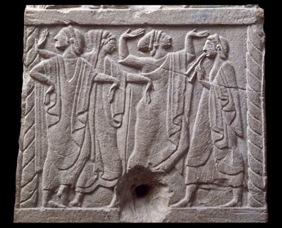 紀元前6世紀、イタリア、キウージの大理石製石碑の踊り子のレリーフ 作： Etruscan Etruscan