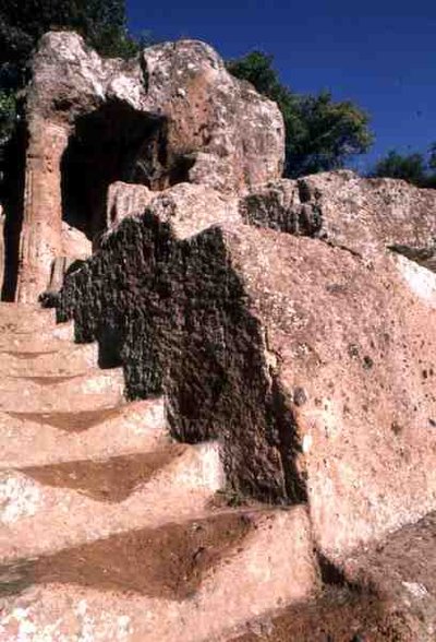 ネクロポリスの遺構（写真） 作： Etruscan Etruscan