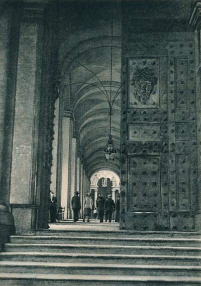 1927年、イタリア、ローマのサンピエトロ広場からのバチカンの入り口 作： Eugen Poppel