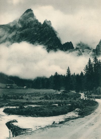 雲の中のパラグループ、サンマルティーノディカストロッツァ、ドロミテ、イタリア、1927 作： Eugen Poppel