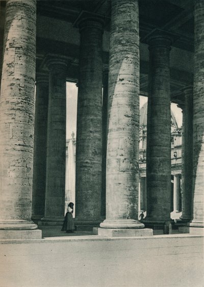 イタリア、ローマ、サンピエトロ広場の列柱の一部、c1926 1927 作： Eugen Poppel