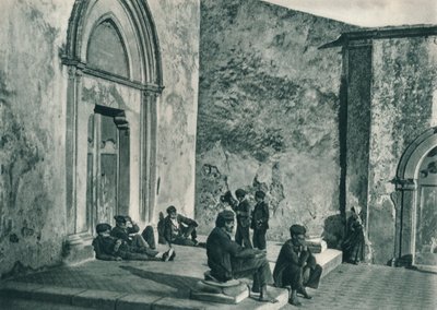 教会の外で休憩、タオルミーナ、シチリア島、イタリア、1927 作： Eugen Poppel