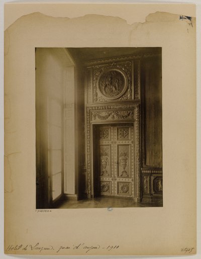 彫刻が施されたドア、インテリア、ローザンホテル 作： Eugène Atget