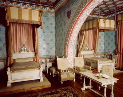 Eugene Viollet le Duc (1814-1879) と Edmond Clement-Louis-Marie-Duthoit (1837-1889) の家具が置かれたピンクの部屋、シャトー ド ロケタイラード内のシャトー ヌフ、フランス 作： Eugene and Duthoit Edmond Viollet Le Duc