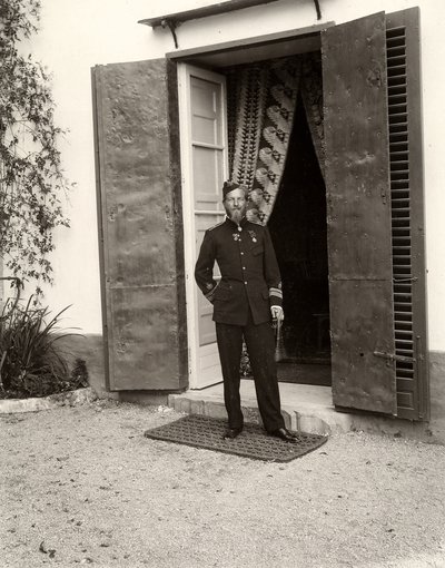 農場で制服を着た男の肖像ロズッコ、シチリア、1900 作： Eugenio Interguglielmi