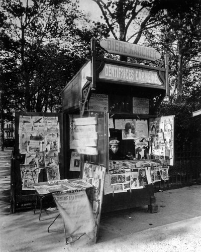 パリのキオスク、1910年頃（モノクロ写真 作： Eugène Atget