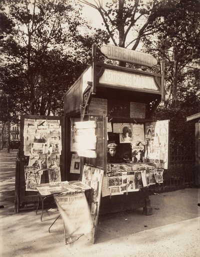 パリのキオスク、1910年頃（セピア写真 作： Eugène Atget