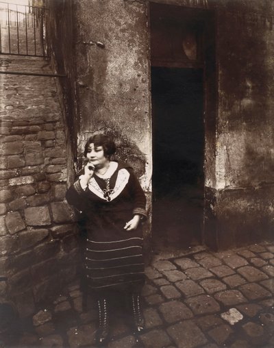ラヴィレット。ドアの前で待っている売春婦、アセリン通り 作： Eugène Atget