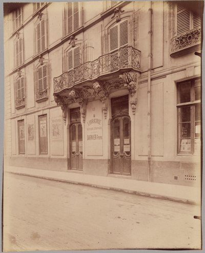 [Librairie Garnier Frères, 6 rue des Saints-Pères]。 作： Eugène Atget