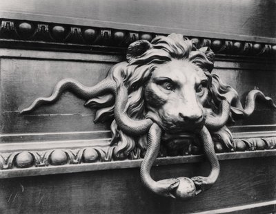 ライオンドアノッカー、パリ 作： Eugène Atget