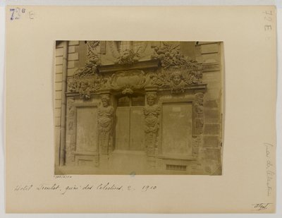 パリ4区2 quai des CélestinsのFieubetホテル(Hôtel de la Valette, Massillon school)のドア、通りの正面 作： Eugène Atget