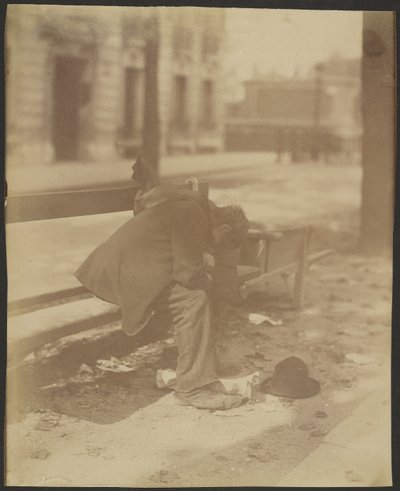 [座った浮浪者］ 作： Eugène Atget