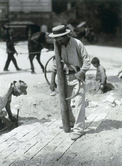 Street Paver、1910（ゼラチンシルバープリント） 作： Eugène Atget