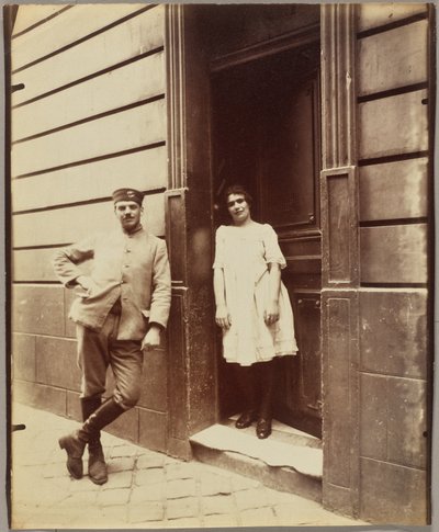 ヴェルサイユ、女と兵士、売春宿 作： Eugène Atget