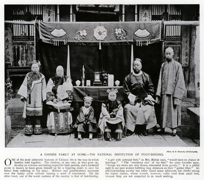 中国の家庭での様子、国立足縛り研究所（モノクロ写真 作： European Photographer