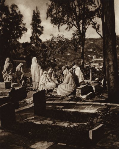 アルジェ、墓地のアラブ女性（モノクロ写真） 作： European Photographer