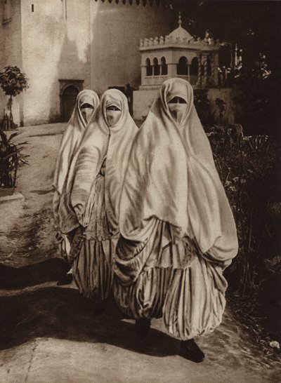 アルジェ、散歩する女性たち（モノクロ写真） 作： European Photographer