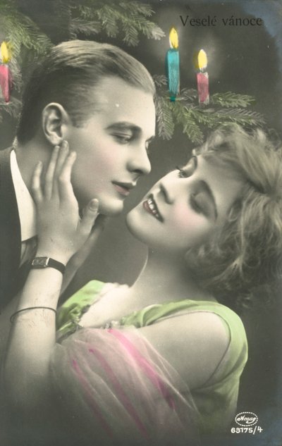 クリスマスツリーの前でキスしようとしているカップル 作： European Photographer