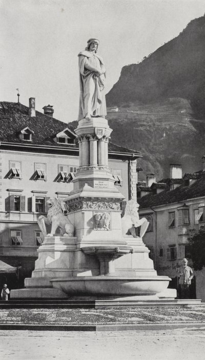 ボルツァーノのワルター・フォン・デア・フォーゲルヴァイデの記念碑（モノクロ写真 作： European Photographer