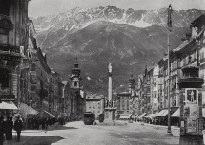 インスブルックのTheresienstrasse（モノクロ写真 作： European Photographer