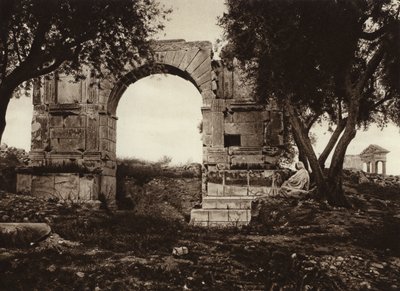 ドウガ、アレクサンダー・セウェルスの凱旋門（モノクロ写真 作： European Photographer