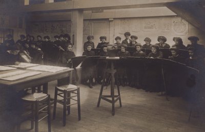 美術クラスの女子学生（モノクロ写真） 作： European Photographer