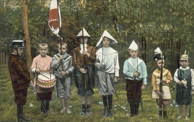 兵隊さんごっこをしている少年たち（写真 作： European Photographer