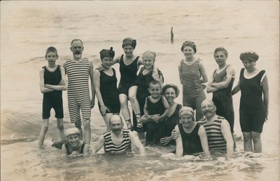 海辺の人々（モノクロ写真） 作： ヨーロッパの写真家