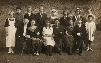 衣装を着た若者たちのグループ写真（モノクロ写真 作： European Photographer