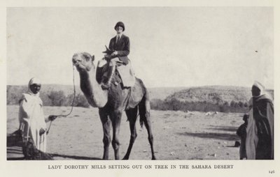 サハラ砂漠のトレッキングに出発するドロシー・ミルズ女史（モノクロ写真 作： European Photographer