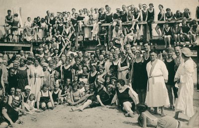 海辺の大人数（モノクロ写真） 作： European Photographer
