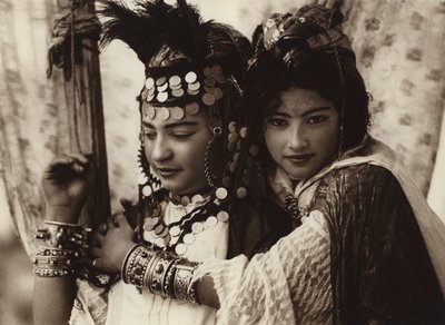 「踊る少女たち（モノクロ写真） 作： European Photographer